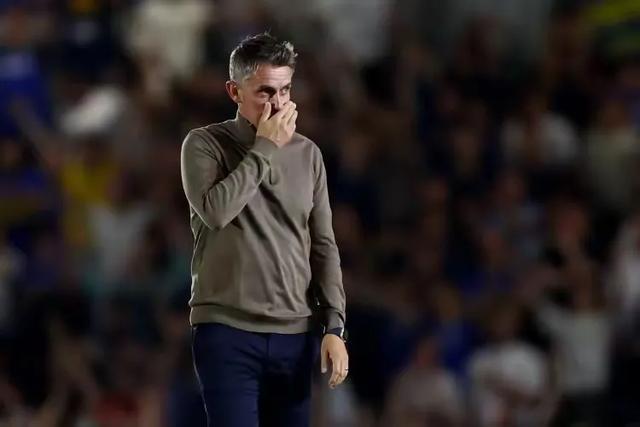 关于曼联主场失利引批评，主帅迎难而上调整战术的信息