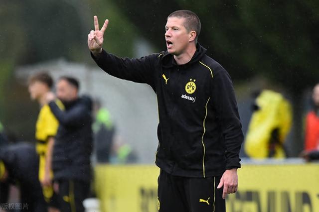 包含多特蒙德客场失利，球队面临重重困境的词条