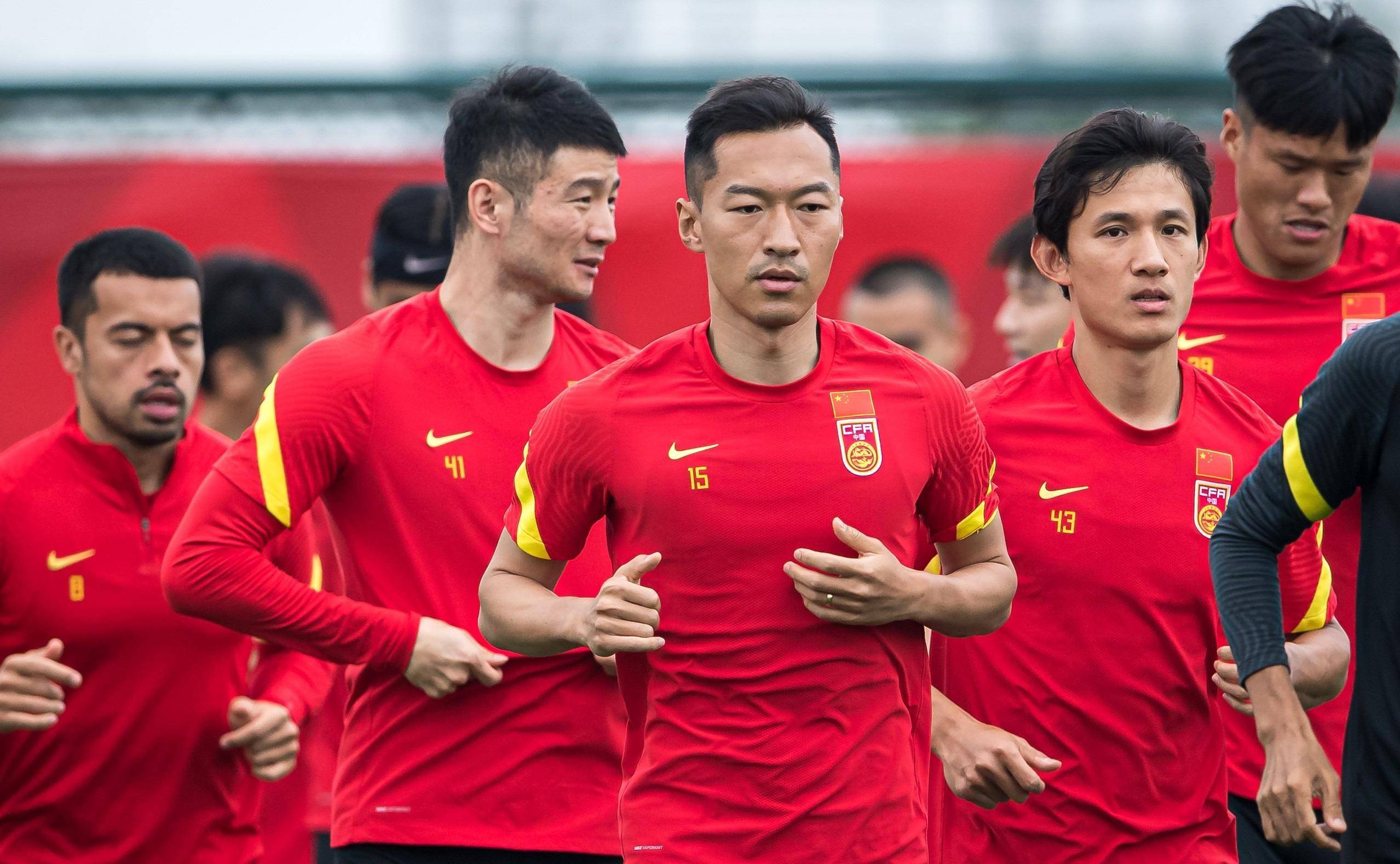 包含足球场上风起云涌，球迷热血沸腾，掌声雷动的词条