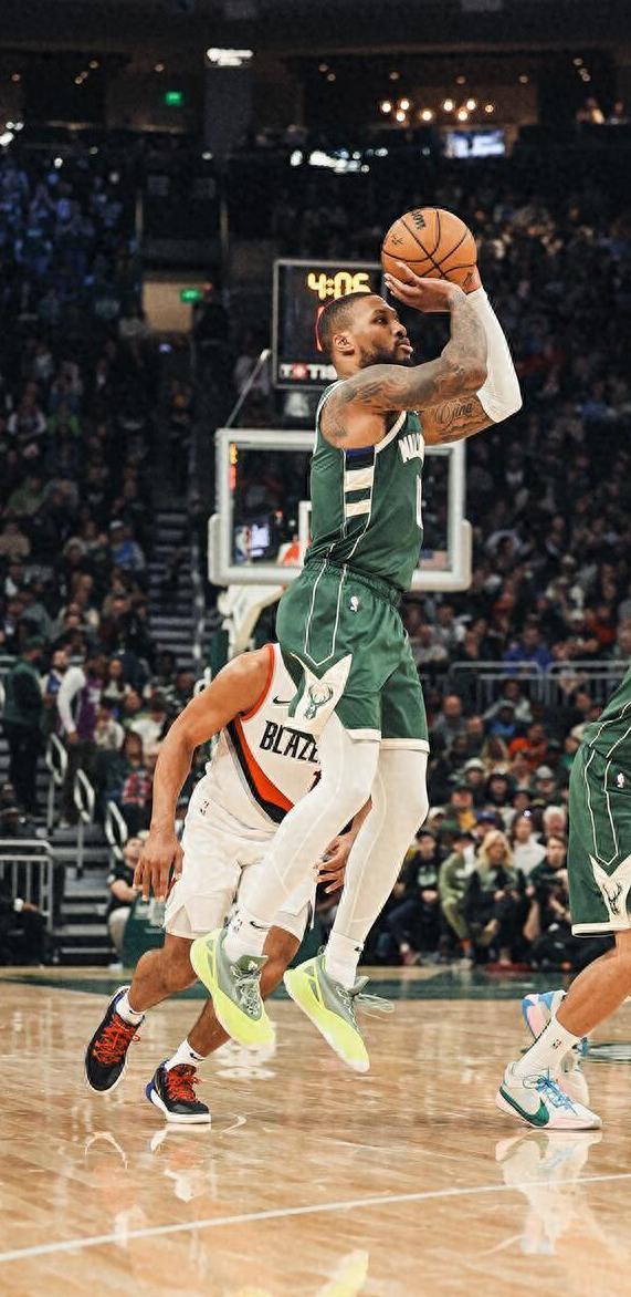 开拓者后卫利拉德四节分带队翻盘