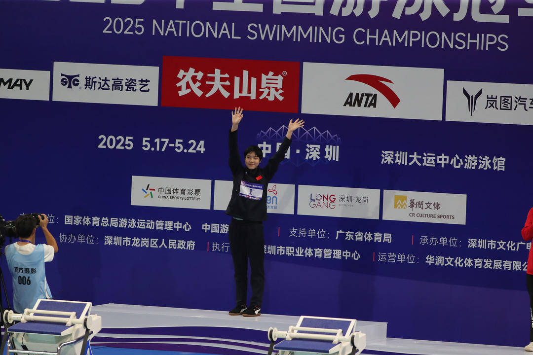 美国游泳选手创造新成绩夺得冠军