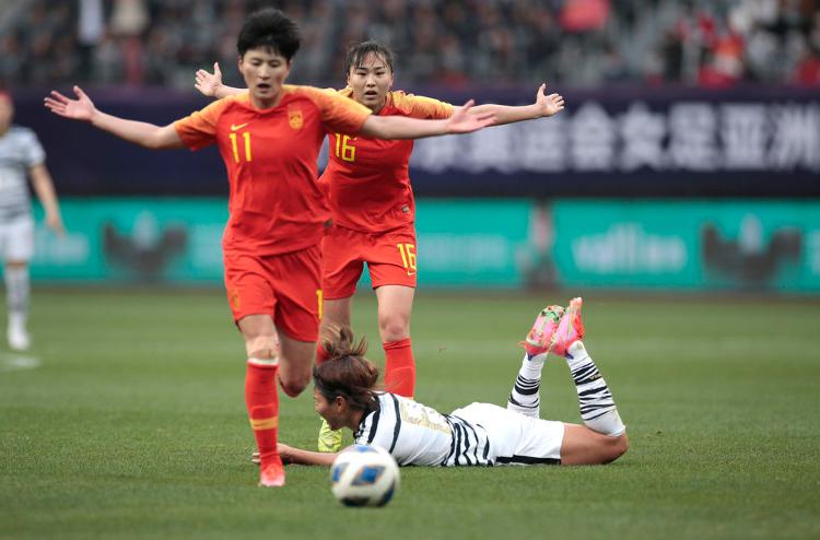 关于现场球迷巨幅横幅抗议，纷纷喊出心声的信息