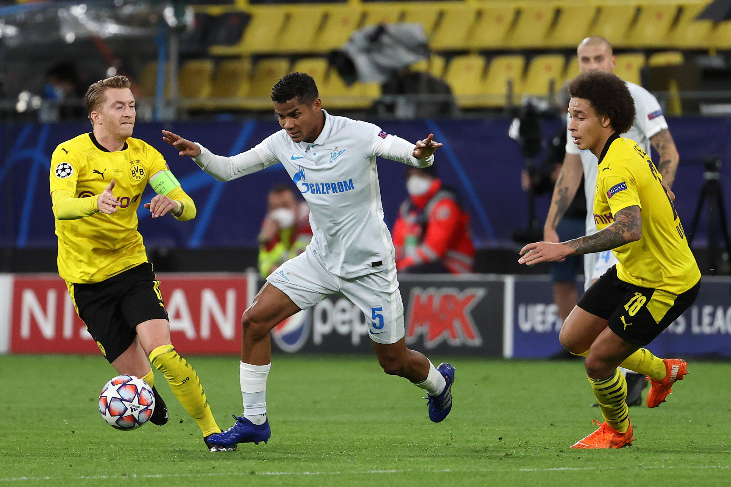 多特蒙德客场输给波尔图,遭遇挫折 多特蒙德客场输给波尔图,遭遇挫折