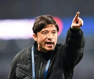 球队主教练因表现不佳遭遇下课风波