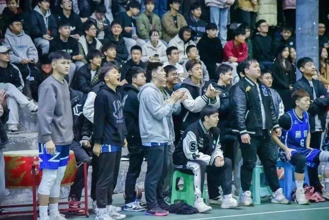 联赛新冠军诞生，欢呼声此起彼伏