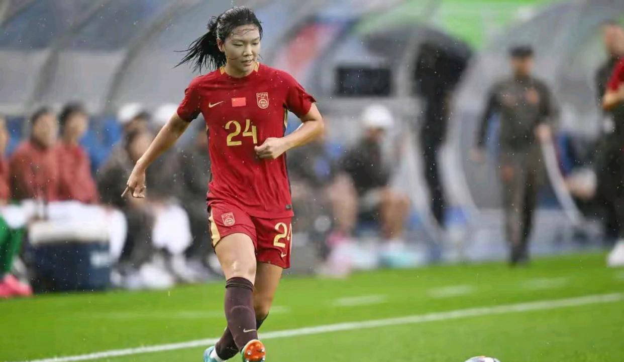 中国女足队员拼尽全力，赢得胜利