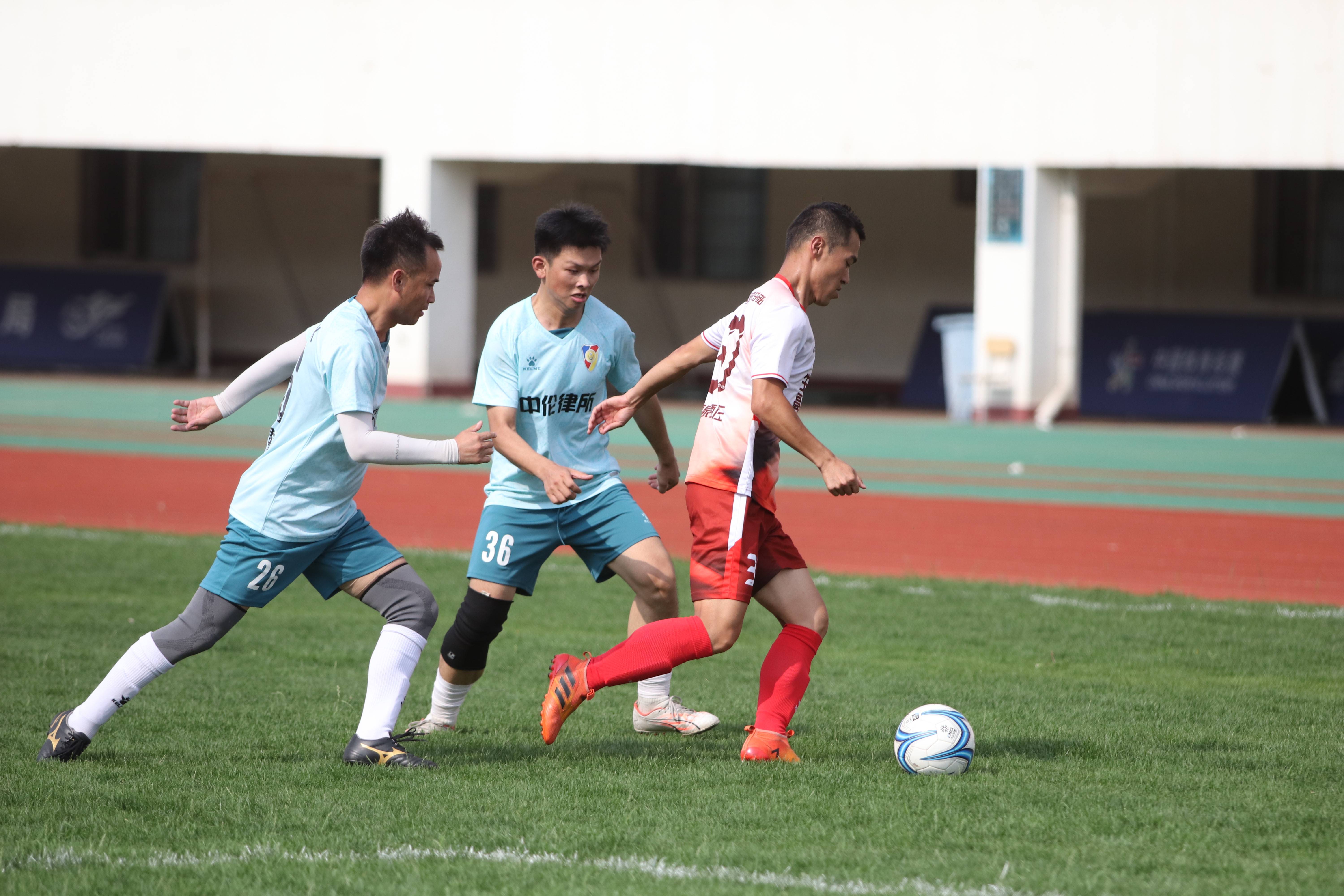 比赛场面紧张激烈，球员奋力争夺的简单介绍