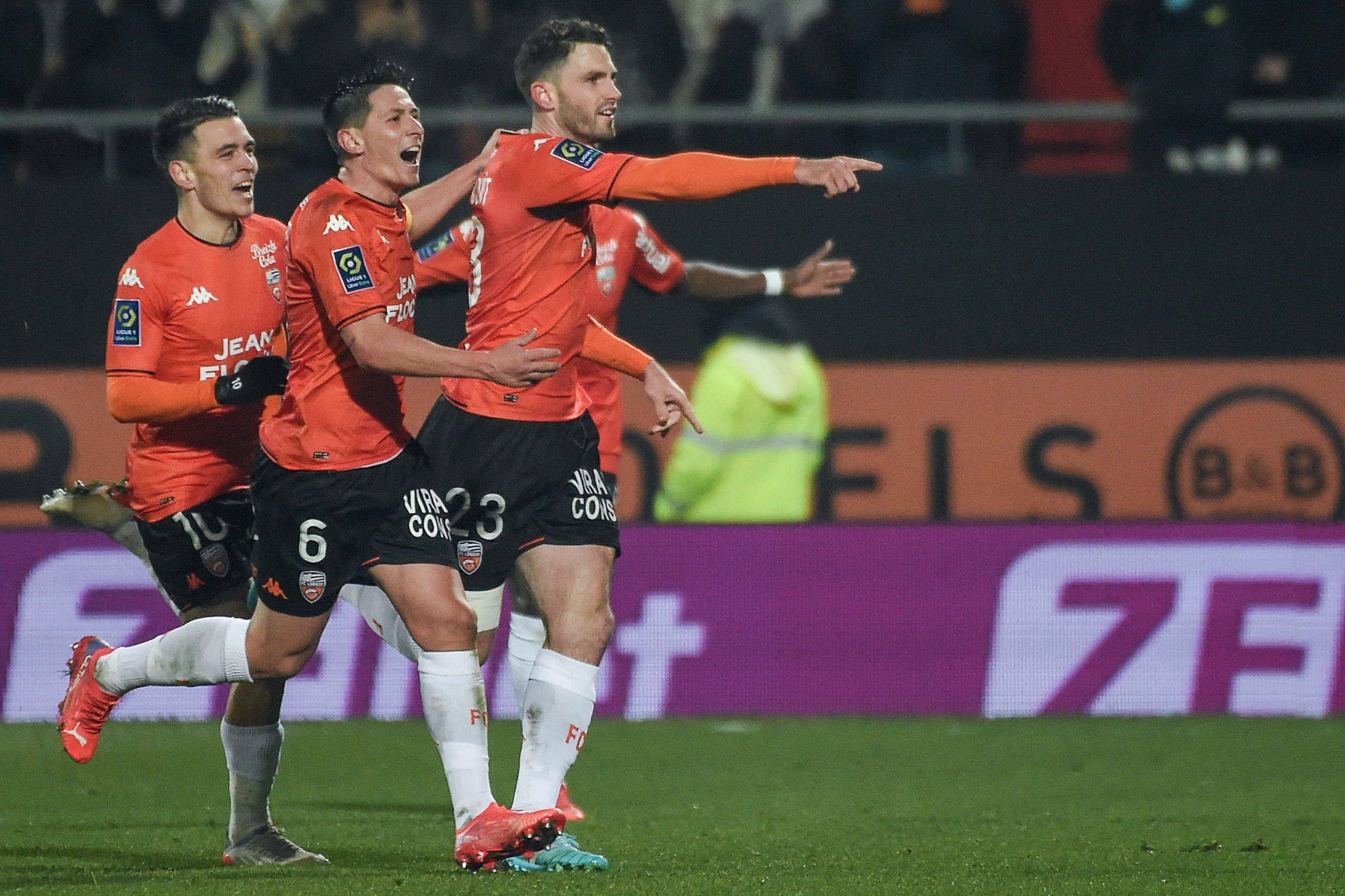 里昂队客场获胜，势不可挡争夺冠军的简单介绍