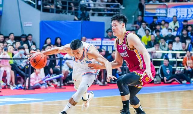 球队备战争夺冠军，冲刺最后时刻不畏艰难的简单介绍