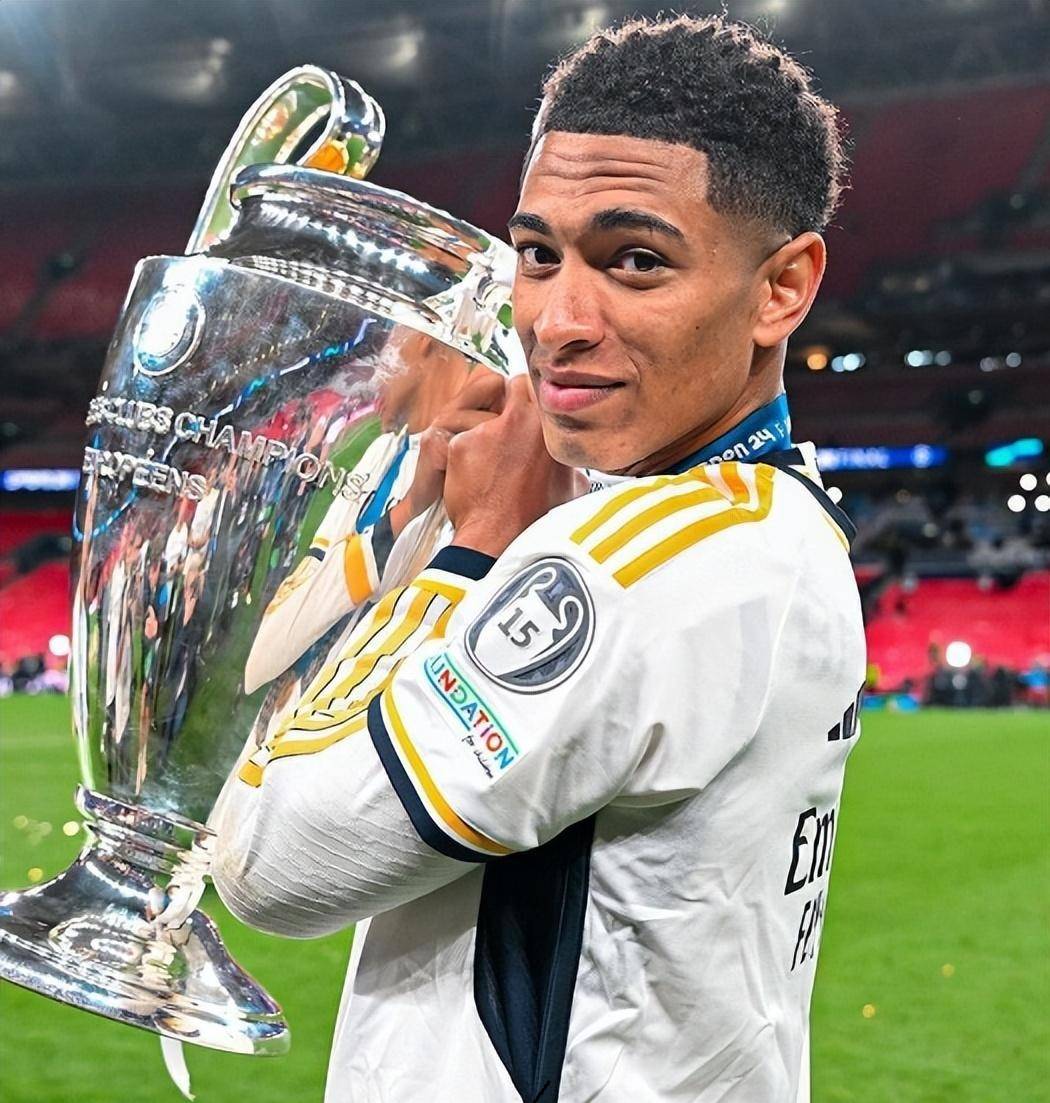 曼联主场大胜桑德兰，重回欧冠区