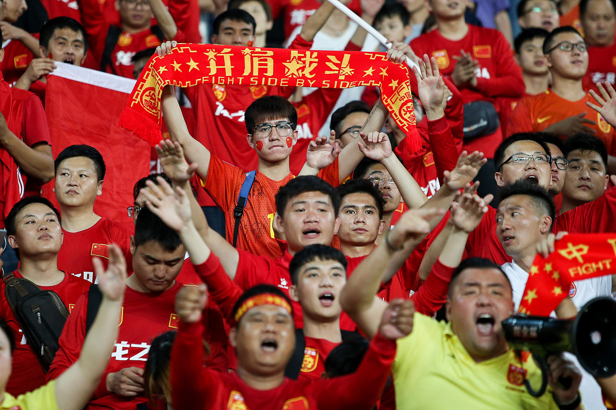 央视独家报道国内足球盛况，球迷热情高涨